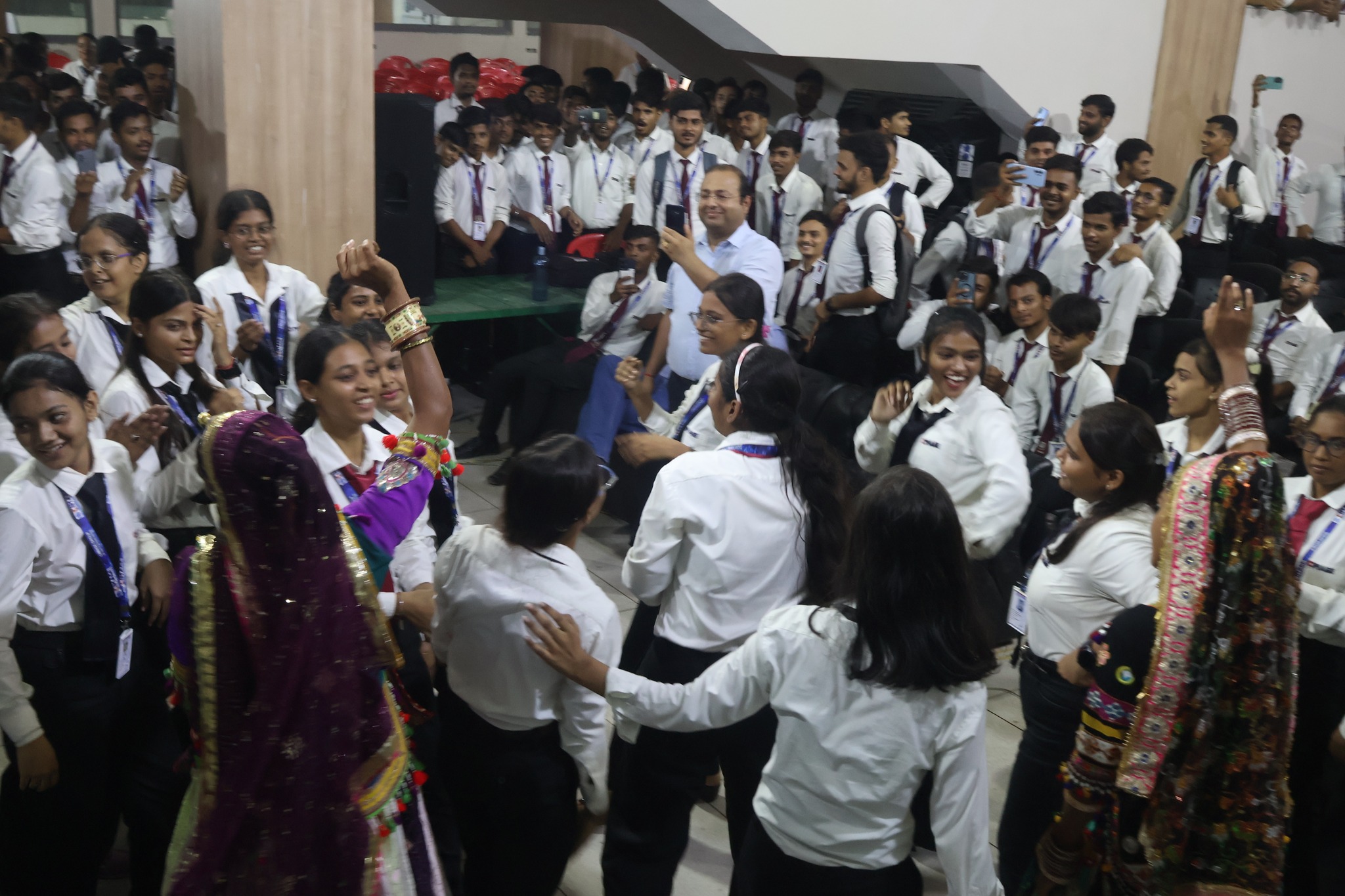 सिमेज कॉलेज में आयोजित हुआ राजस्थानी नृत्य-संगीत का कार्यक्रम | अंतरराष्ट्रीय स्तर के कलाकार भुट्टे खान मंगनियार ने दी प्रस्तुति